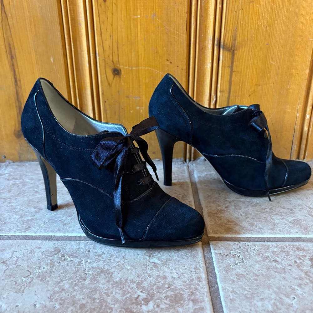 Tahari Louise Black Suede Heeled Lace Up Booties 6M